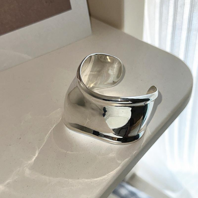 smooth wide-edge bracelet