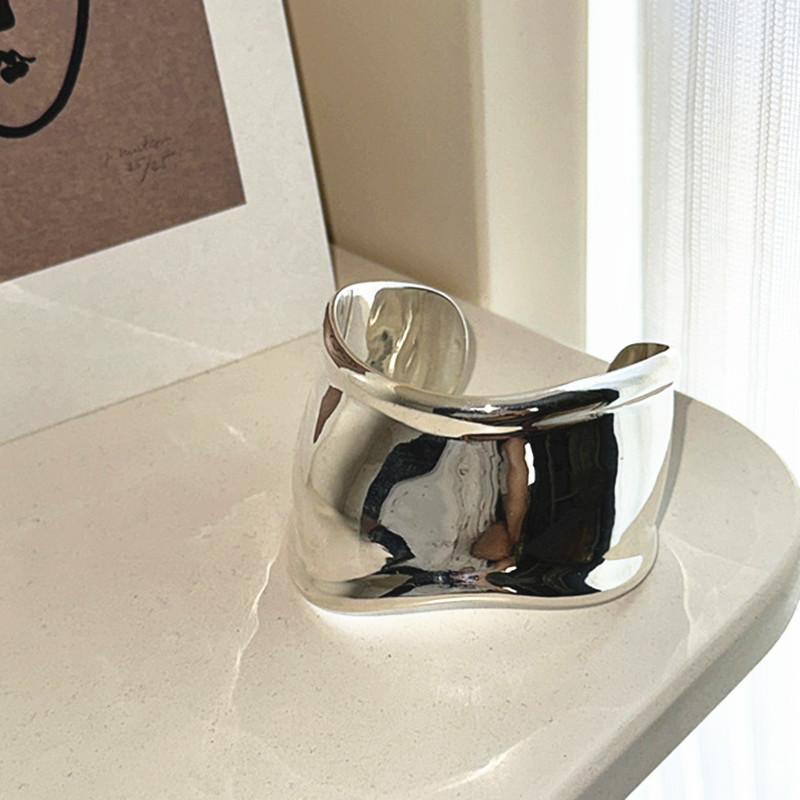 smooth wide-edge bracelet